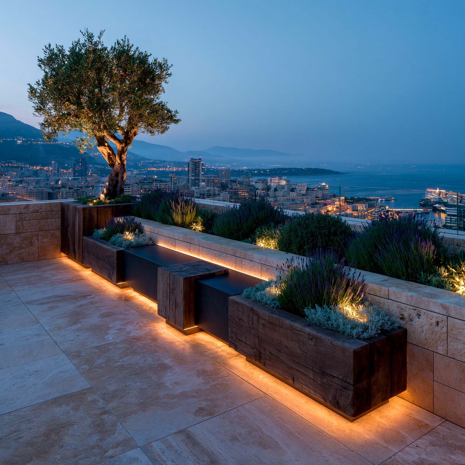 Le Feu — terrasse haute à Monaco au crépuscule, bacs Acciaio Brunito et noyer fumé sous LED 2700K cachée, Lavandula angustifolia et Helichrysum italicum, cadence du jour Paracelsus Gardens™