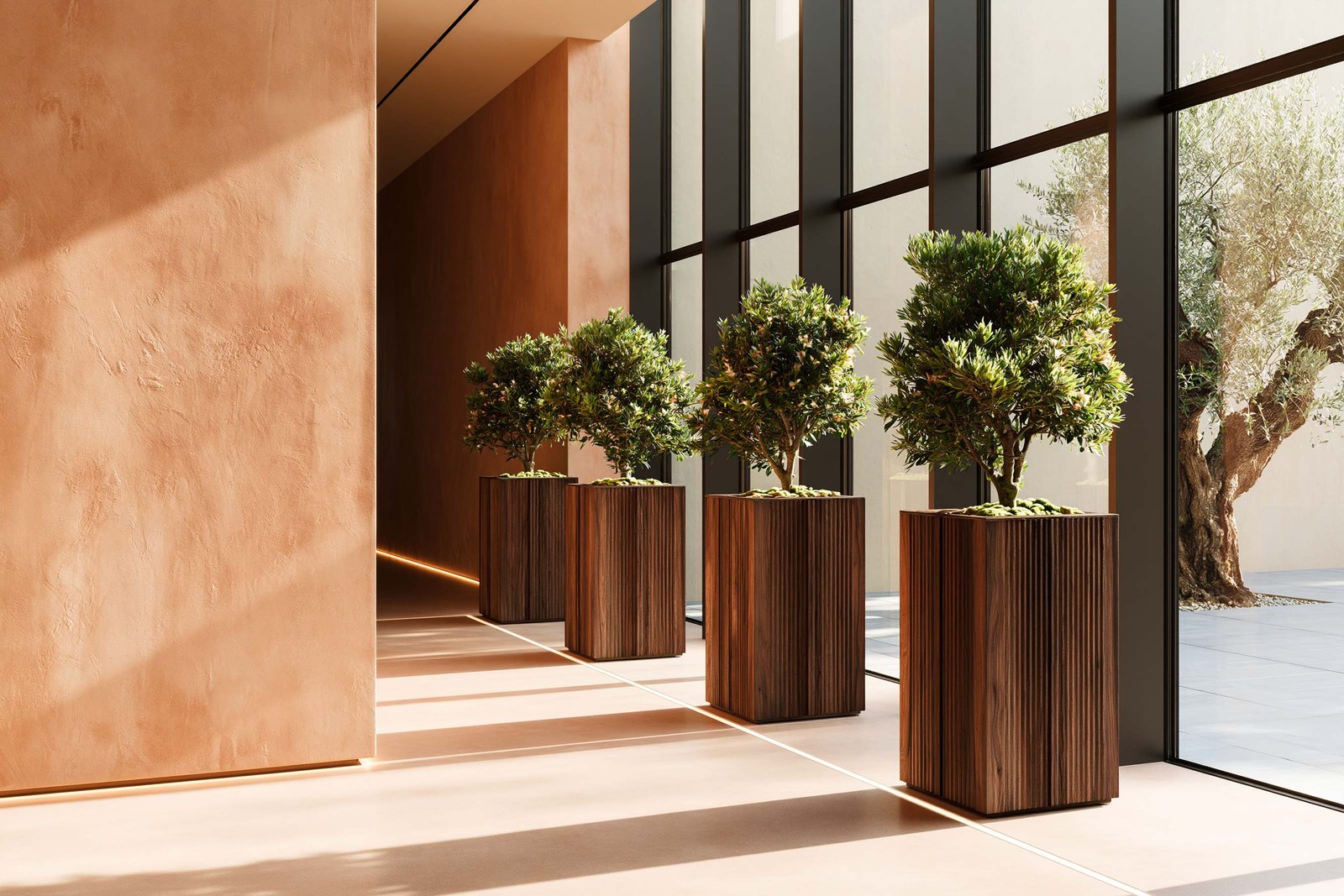Rythme par répétition — galerie intérieure d’une villa à Monaco en pleine journée, séquence rythmique de planters Lignum™ cannelés en noyer fumé répétés à intervalles réguliers contre un mur en stucco lustro ocre patiné, baies vitrées à droite ouvrant sur cour, sol micro-béton clair, chaque planter portant Pittosporum tobira nano en topiaire boule compacte, ombres portées au sol composant le rythme, Paracelsus Gardens™