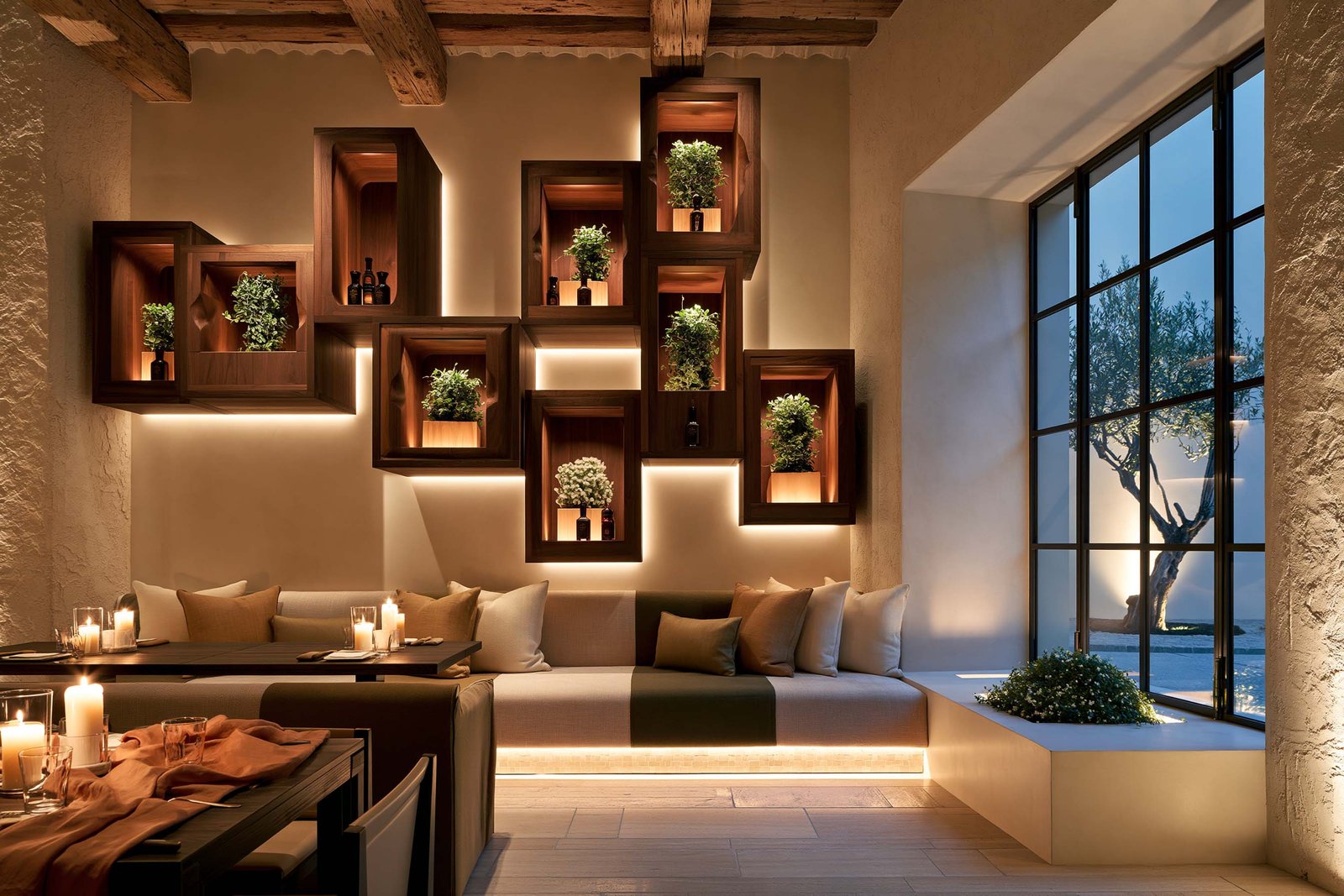 Salle de restaurant en soirée à Cap-Ferrat, caissons Lignum Block en noyer fumé flottants et rétro-éclairés en LED chaude, banquettes basses et tables aux bougies.