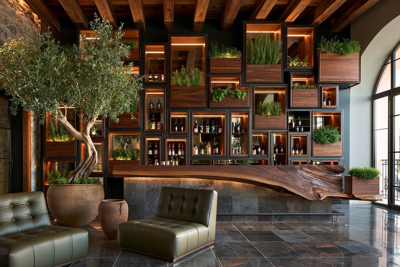 Lounge bar signature à Monte-Carlo, comptoir massif en noyer fumé et composition murale Hortus Velum Strata avec caissons aromatiques rétro-éclairés, fauteuils cuir olive et mur en Pietra Serena.