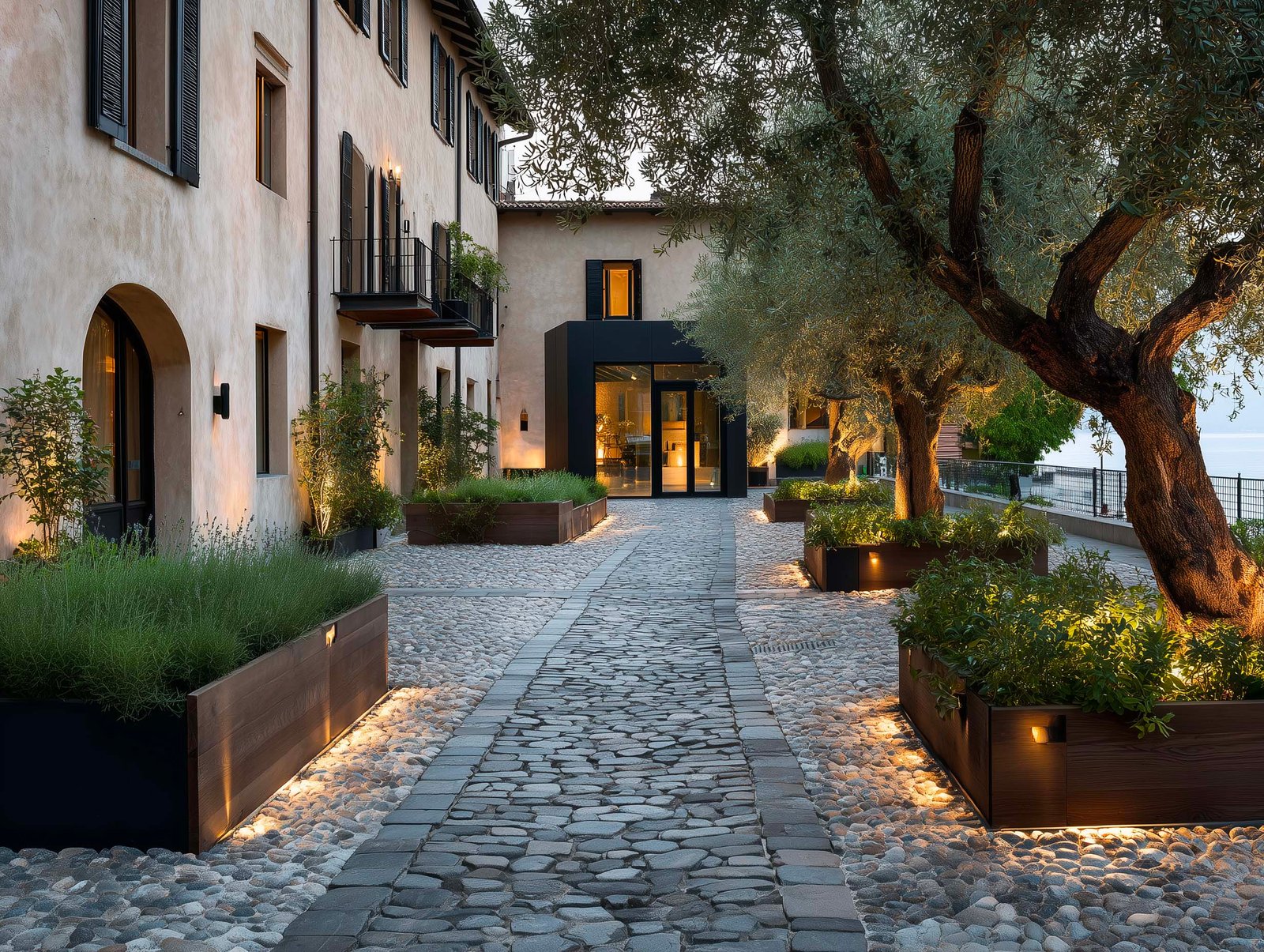 Giardino di arrivo di hotel boutique italiano — fioriere Lignum in noyer fumé, lavanda, olivier e percorso in pietra, Paracelsus Gardens™