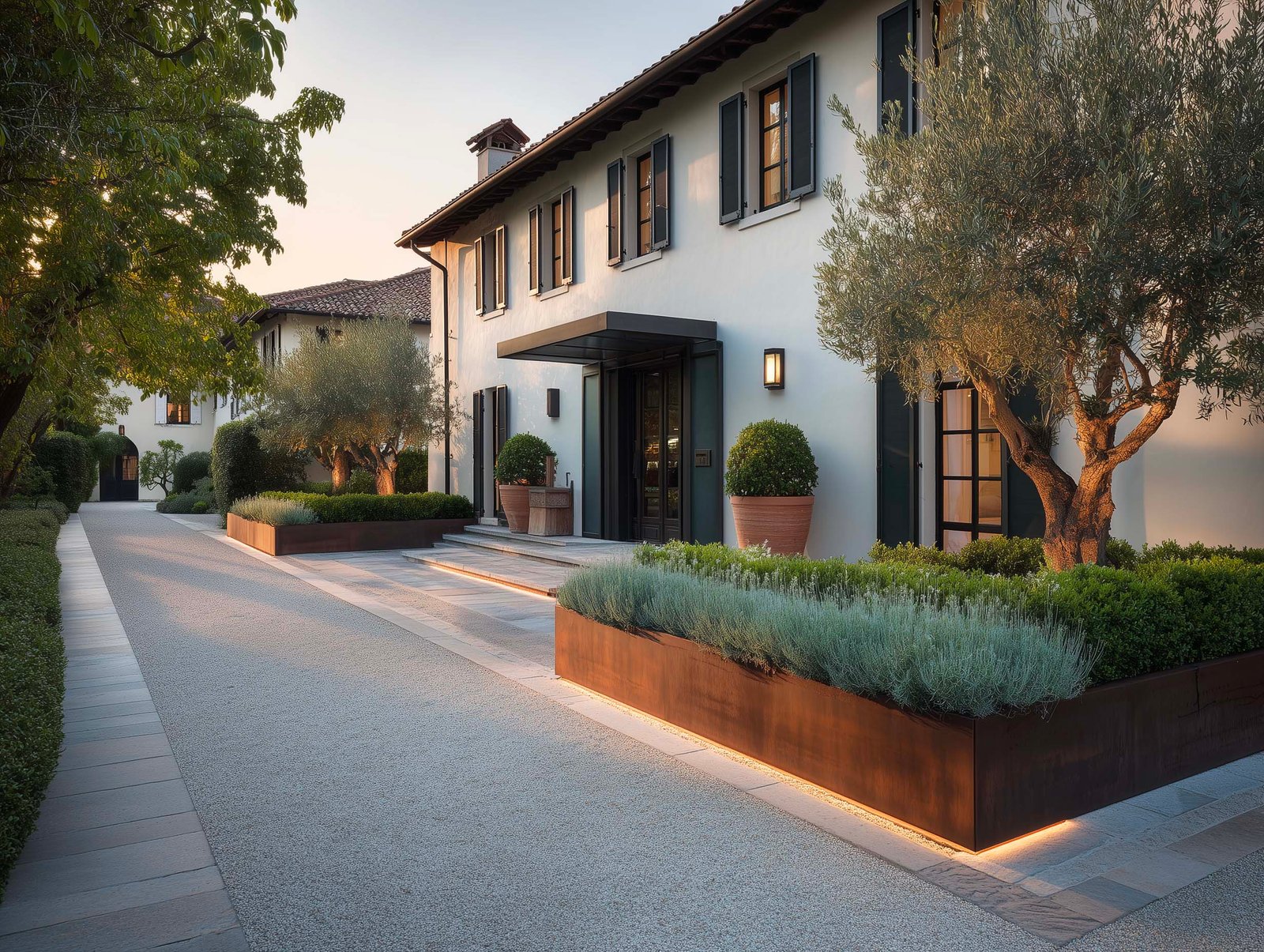 Viale d'ingresso di villa italiana con fioriere Lignum in noyer fumé e siepe di Rosmarinus, olivier centenario e facciata bianca con Lavandula — Paracelsus Gardens™