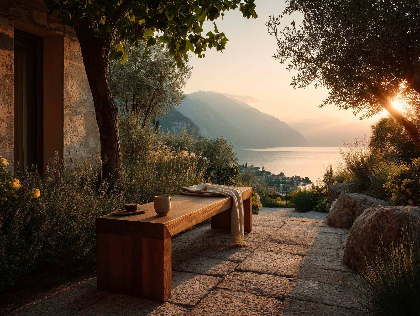 Panchina contemplativa al tramonto sul Lago di Garda — fioriera Lignum con Lavandula, luce dorata e silhouette delle montagne, Paracelsus Gardens™