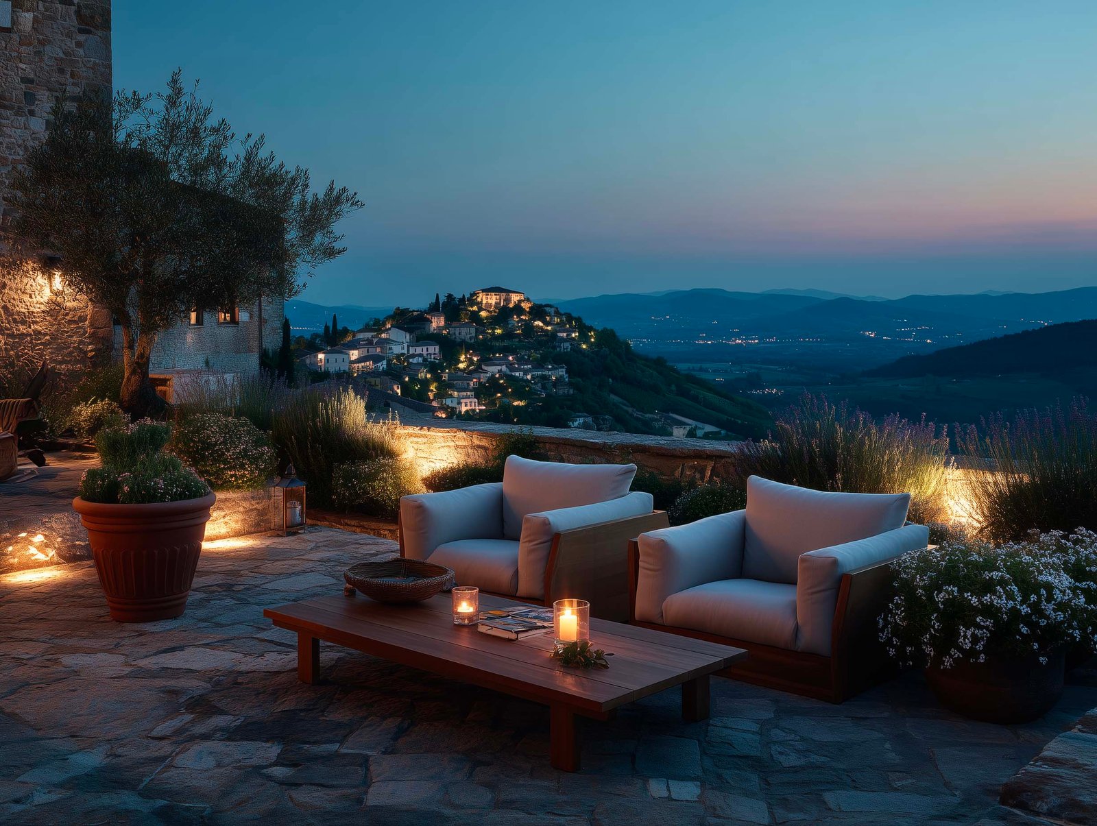 Terrazza lounge serale con poltrone in lino crema, fioriera Lignum con Jasminum in fiore, candele e vista sulle colline della Franciacorta, Paracelsus Gardens™