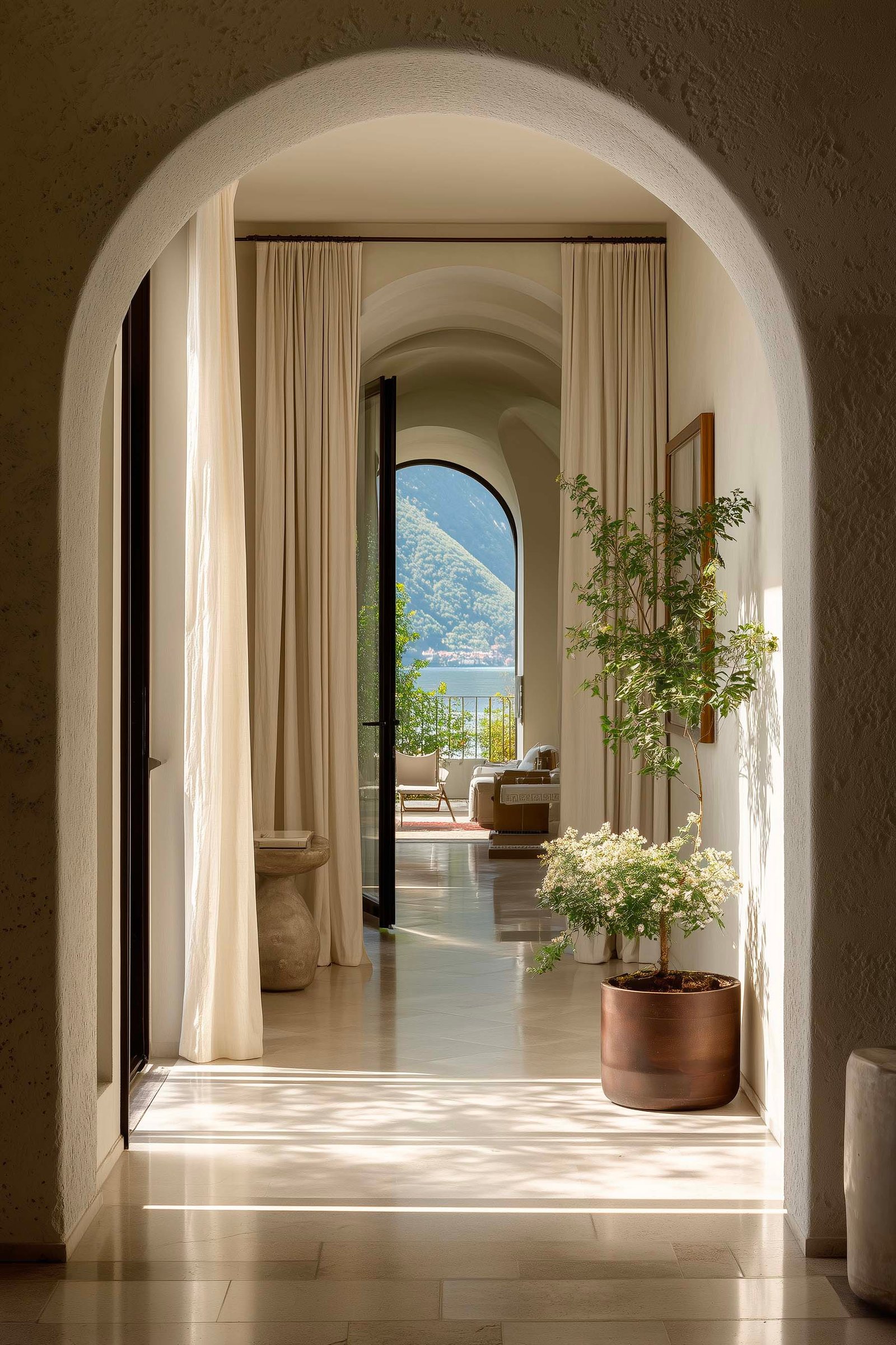 Sequenza architettonica in villa sul Lago di Como, soglia in Pietra Serena e fioriera Lignum con Laurus nobilis — Paracelsus Gardens™