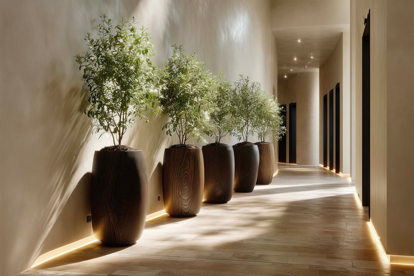 Corridoio milanese con fioriere Lignum in noce affumicato a intervalli regolari, Rosmarinus officinalis e LED continuo a pavimento — Paracelsus Gardens™