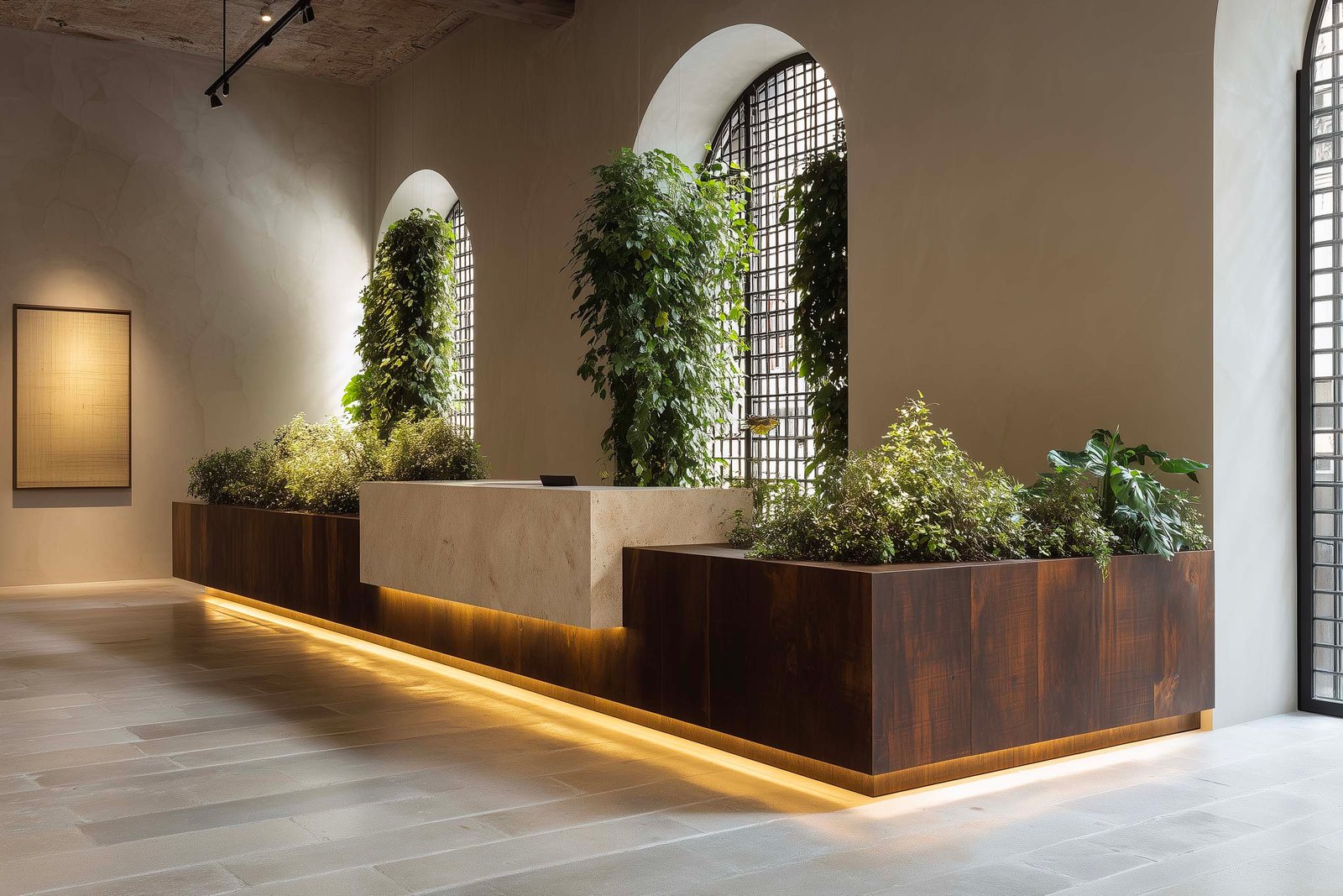 Lobby di boutique hotel milanese con partizione botanica in noce affumicato, Thymus vulgaris e Chamaemelum nobile, banco in travertino e Pietra Serena — Paracelsus Gardens™