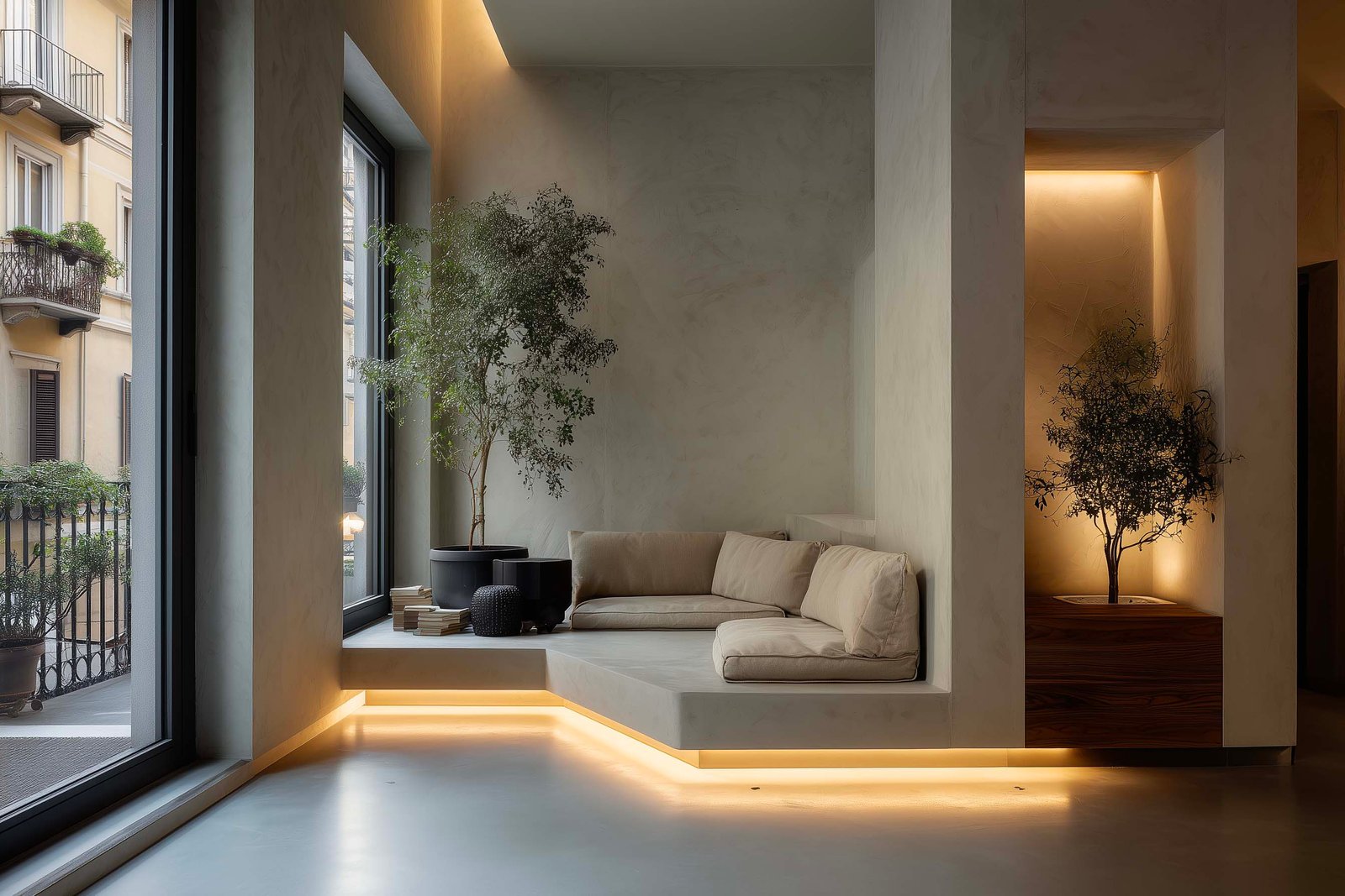 Living milanese con gerarchia luminosa, fioriera Lignum in noce affumicato con Ficus microcarpa alla transizione luce-ombra, LED integrato — Paracelsus Gardens™