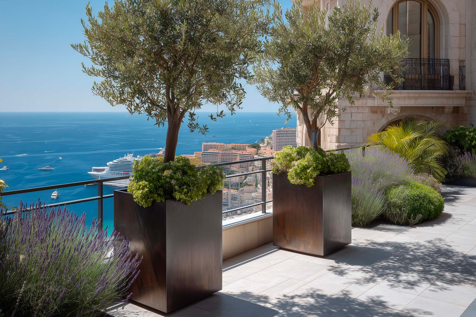 Terrazza contemporanea a Monaco con fioriere Lignum in noce affumicato e Olea europaea che inquadrano la vista Mediterraneo, Lavandula angustifolia — Paracelsus Gardens™