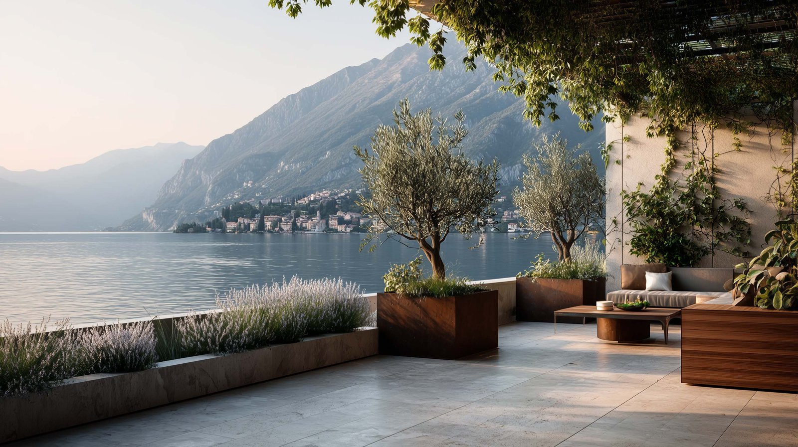 Terrazza panoramica sul Lago di Como con partizione botanica modulare in noce affumicato e Acciaio Brunito, fioriere Lignum con Olea europaea e Lavandula angustifolia — Paracelsus Gardens™