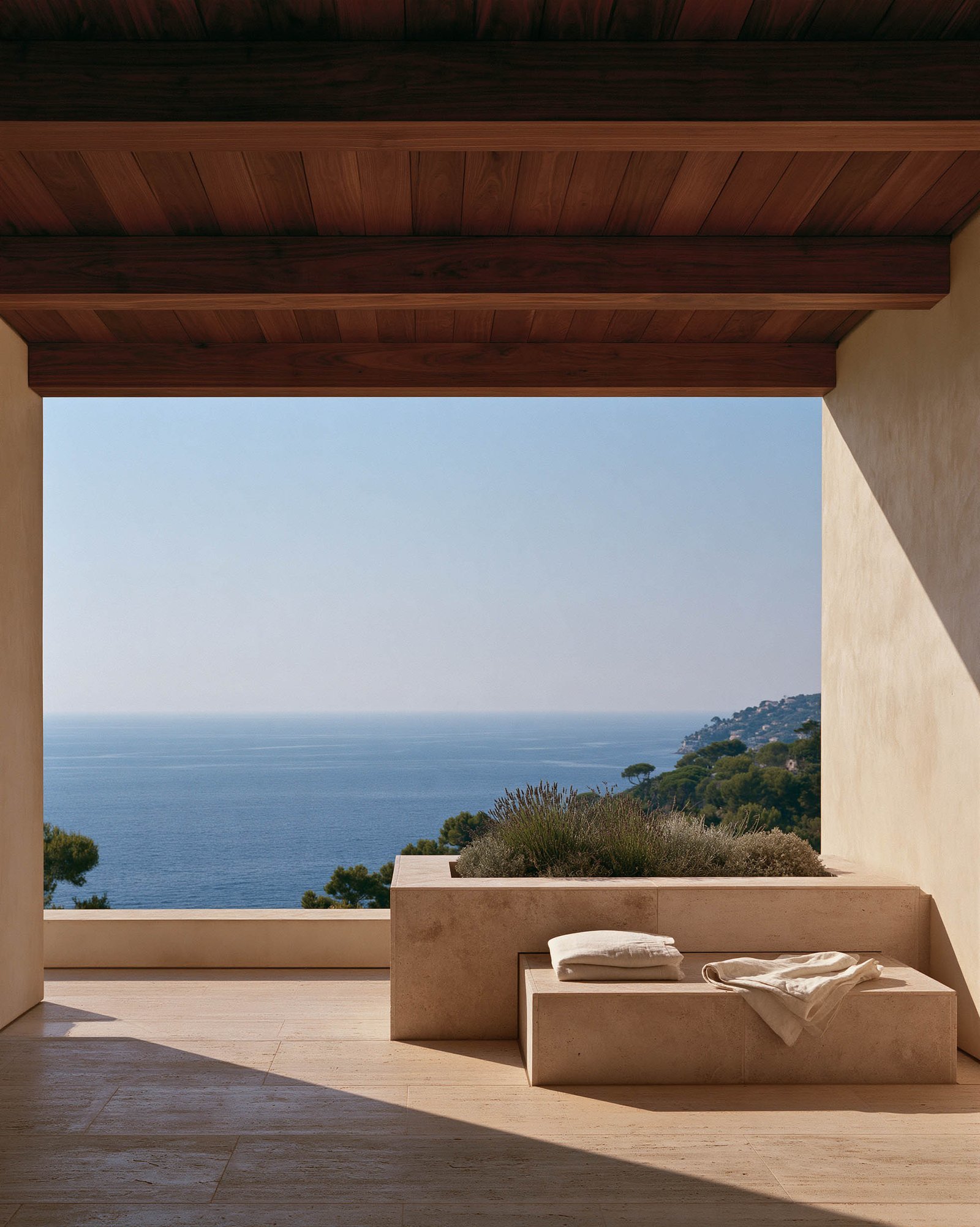 Loggia d’une villa de Saint-Jean-Cap-Ferrat, plafond de poutres et de lames de noyer sous dalle, sol de travertin, bloc de travertin planté de Lavandula angustifolia en fin de floraison, Santolina et Helichrysum, mer indigo et côte — Paracelsus Gardens™